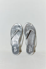 Load image into Gallery viewer, Tori Thongs - Silver