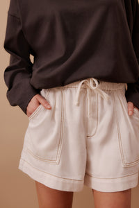 Darcy Relaxed Everyday Short -ecru